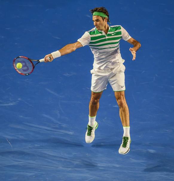 Melbourne, Australia: tutta la classe dello svizzero Roger Federer in questo colpo di diritto durante il match che lo vede opposto al bulgaro Grigor Dimitrov (EPA)